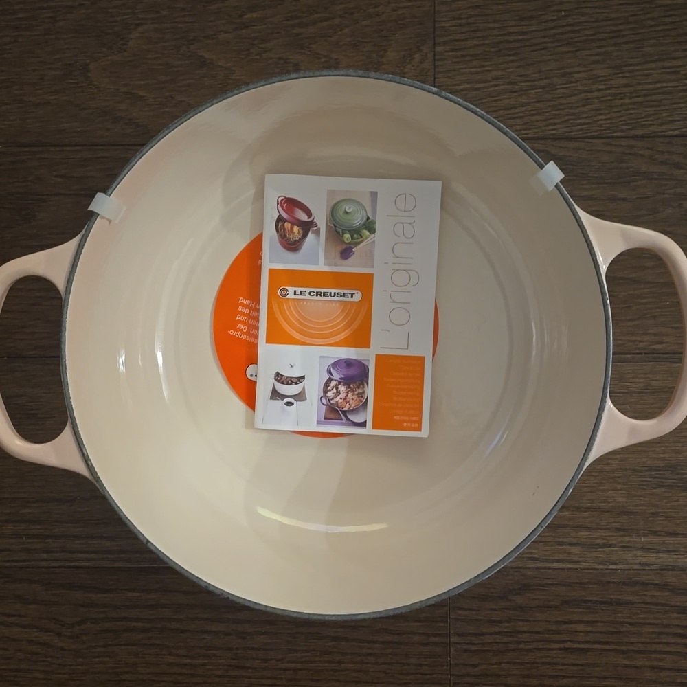 Le Creuset Signature Round Dutch Oven, 5.5 Qt., Color Pêche, Retail $434.95 USD - Picture 12 of 16